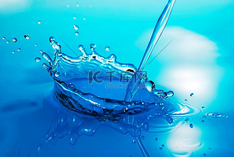 蓝色的水滴纯度的水泡