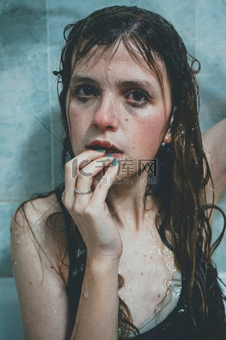 淋浴水下年轻女子的艺术肖像美女人物特写