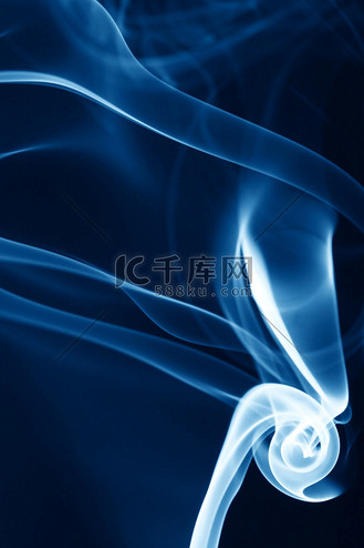蓝色花纹效果图片素材_蓝色烟雾在黑色背景背景图画电线