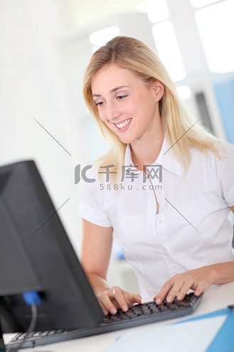 电脑前的上班族图片_电脑前的上班族素材-电脑前的上班族图片大全-千