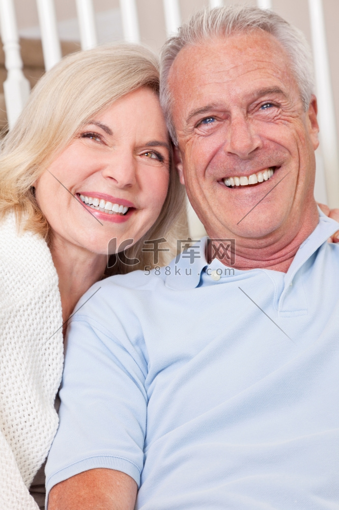 快乐的老年夫妻微笑合影高清摄影大图 千库网