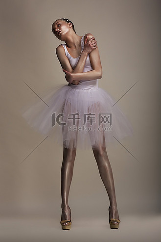 性感优雅的白色透明连衣裙芭蕾舞女演员