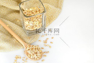 用木勺吃燕麦片爆米花高粱米