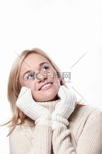 迷人的年轻女孩戴着连指手套向上看美女卡通动漫人物