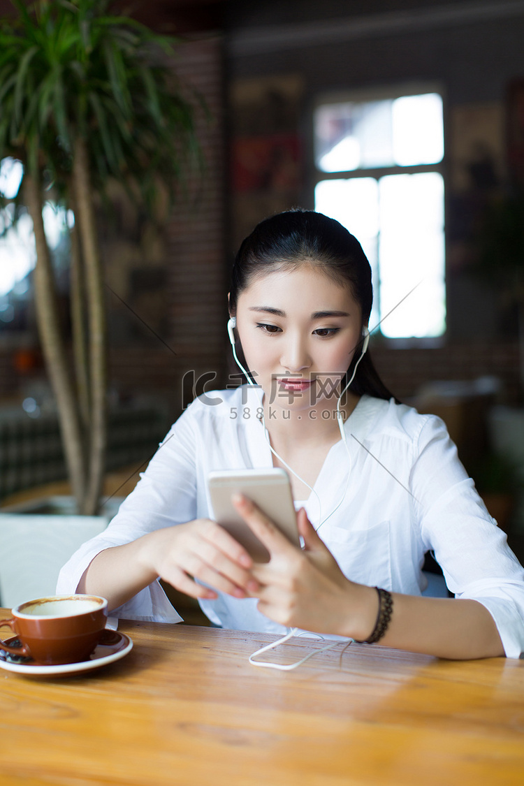 女孩喝咖啡高清摄影大图-千库网