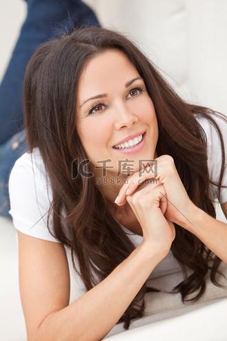 放松快乐的美女微笑平静宁静的沙发躺姿