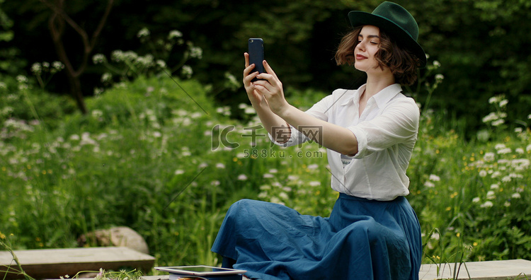 年轻的女人，在公园里做自拍照高清摄影大图 千库网
