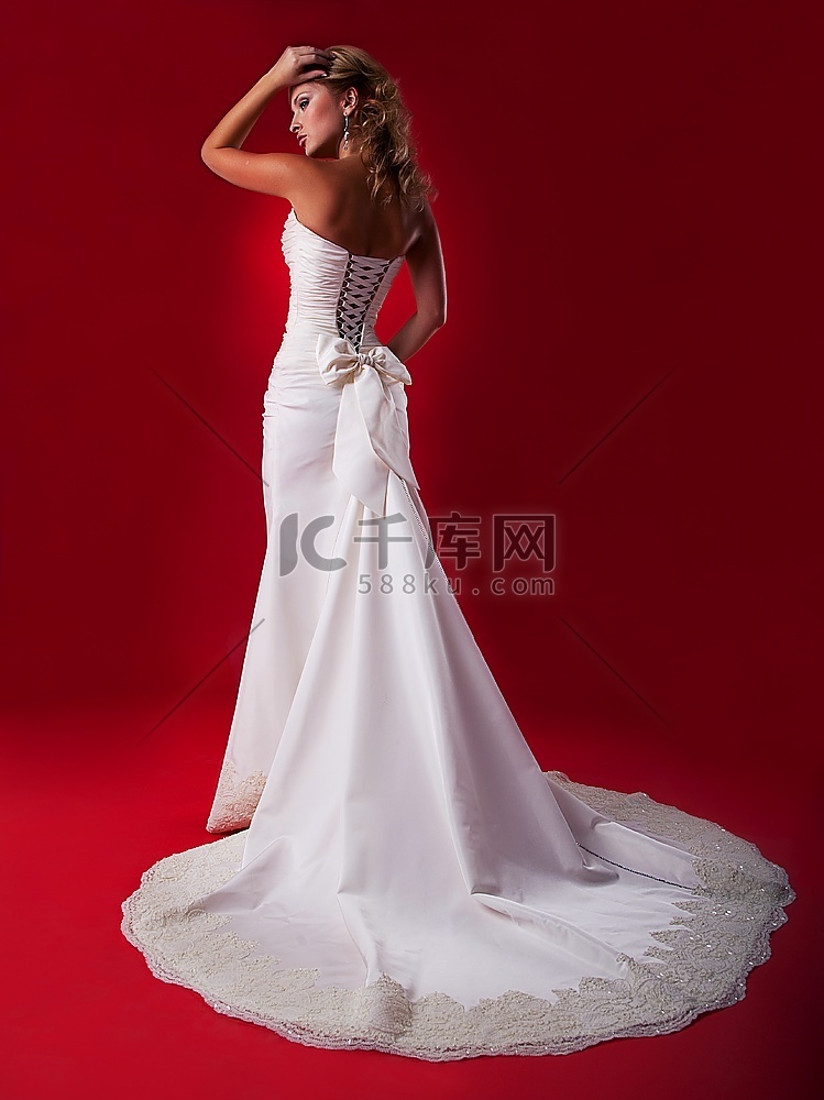 身穿长裙的金发新娘登上领奖台 系列照片高清摄影大图 千库网