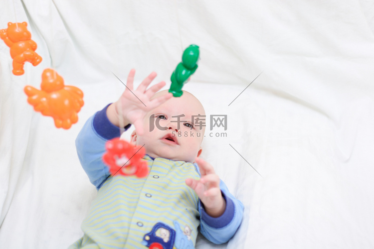 玩玩具的婴儿高清摄影大图 千库网