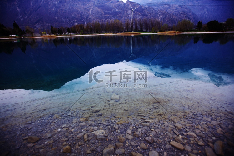 春天山湖里的树木倒影高清摄影大图 千库网