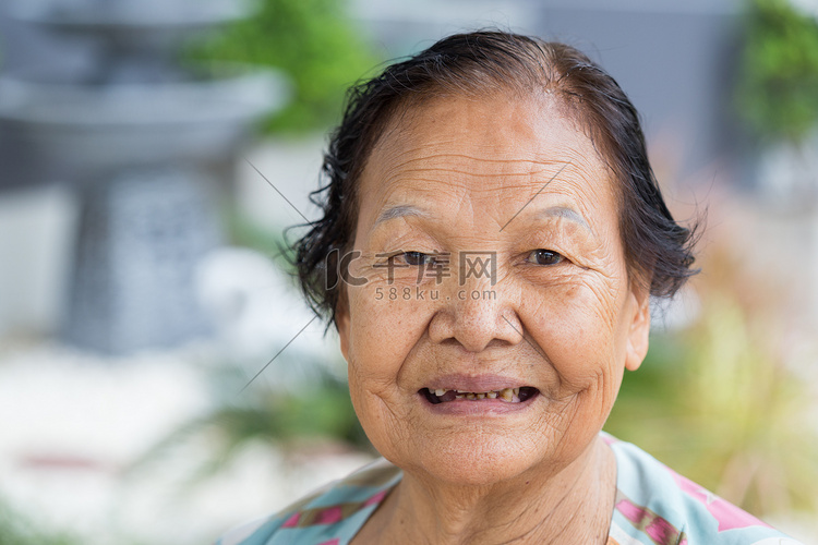 高级的成年妇女微笑高清摄影大图 千库网