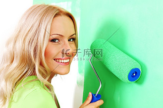 一名妇女在刷墙刷