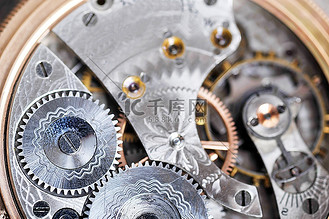拆解手表内部齿轮特写古董黄金时间计算装置