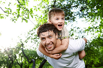 父子拥抱幸福爱在森林