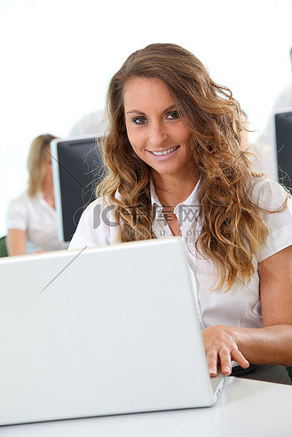 电脑前的上班族图片_电脑前的上班族素材-电脑前的上班族图片大全-千