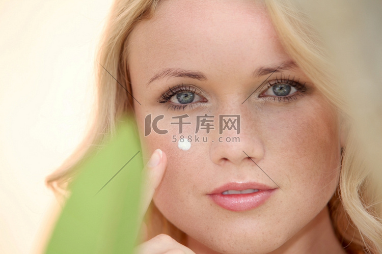 涂抹保湿霜的美女肖像高清摄影大图 千库网