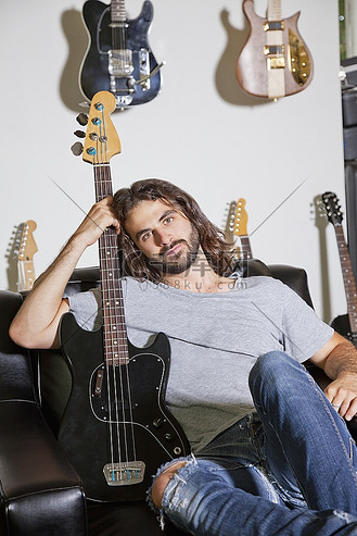 男人的肖像坐在沙发上拿着一把吉他卡通动漫人物吉他