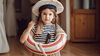 年轻可爱的女孩穿着水手服拿着救生圈