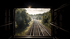火车车窗外的铁轨
