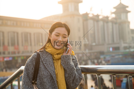 青年女人在站前广场高清摄影大图-千库网