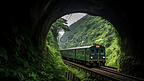 新台北中国台湾紧挨着山谷，火车穿过山里的隧道，是一道美丽的风景线