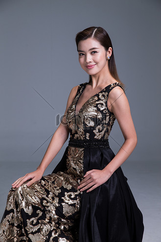 大裙摆礼服图片素材_身穿晚礼服的优雅女性