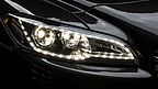 一辆汽车的一个LED大灯的细节。
