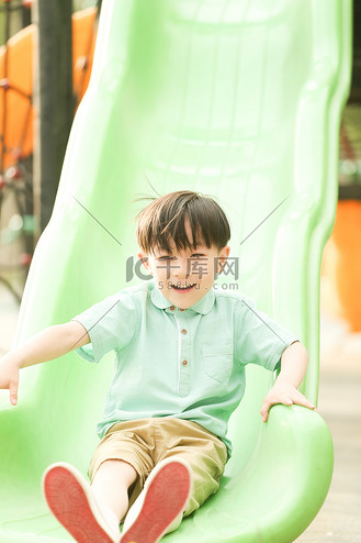 玩滑梯的人图片素材_小男孩在户外玩滑梯