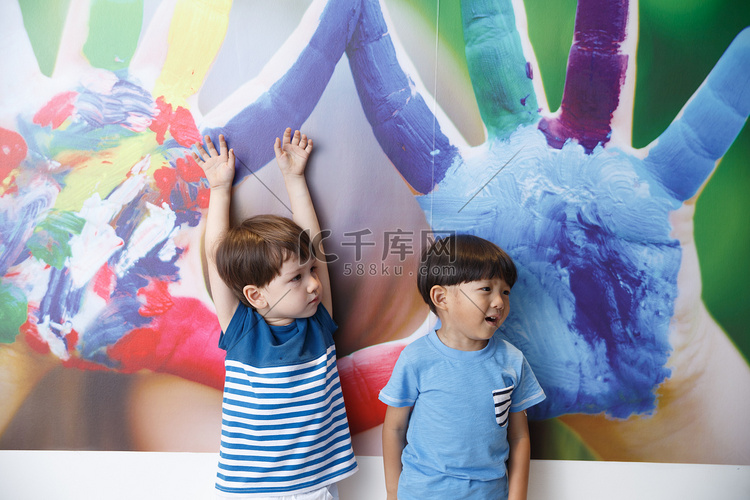 两个小男孩在卧室玩耍高清摄影大图-千库网