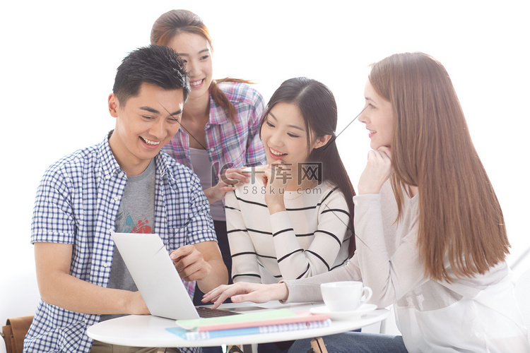 年轻的大学生在使用电脑高清摄影大图-千库网