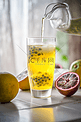 杯子里的蜂蜜柠檬百香果水
