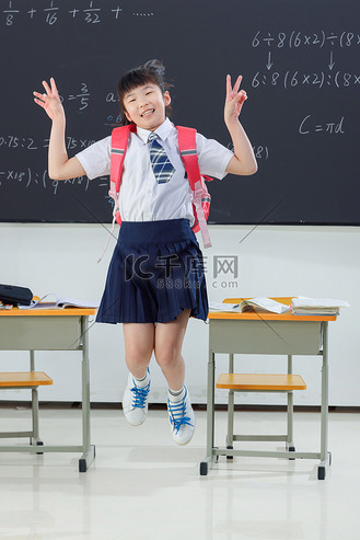 跳跃的女生图片素材_快乐的小学女生在教室里欢呼跳跃