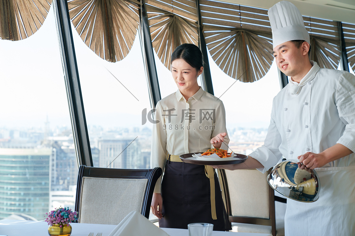 酒店厨师服务员上菜并介绍高清摄影大图-千库网