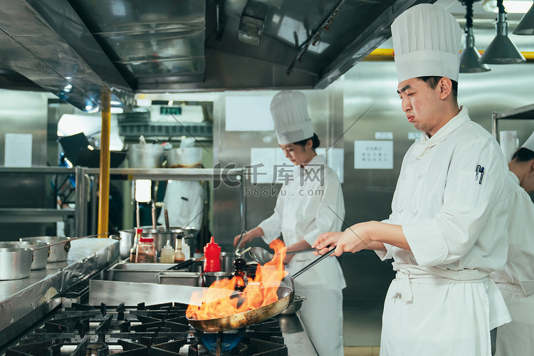 后厨内的专业厨师团队烹饪美味佳肴高清摄影大图-千库网