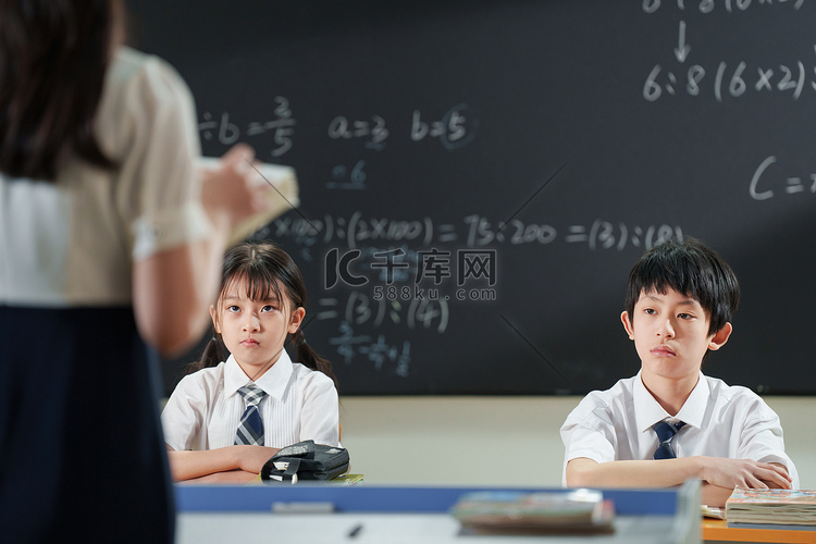 小学生在教室里上课高清摄影大图-千库网