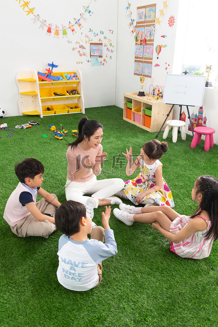 幼儿园老师和小朋友们高清摄影大图-千库网