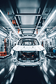 自动化汽车工厂概念与3d渲染机器人装配线在汽车工厂