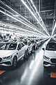 现代化自动化汽车制造车间，繁忙的汽车生产线
