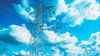 电塔映衬着蔚蓝多云的天空
