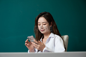 年轻女孩看手机