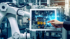 工程师手用平板重型自动化机械臂机在智能工厂工业用平板实时过程控制监控系统应用。工业第四物联网概念。
