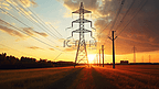 高压电力塔和美丽的日落自然景观
