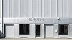 工业建筑的灰色门窗铝板立面细节
