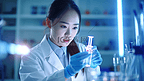 亚洲女科学家在临床实验室用试管进行研究。科学、化学、技术、生物学和人的观念