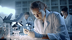 年轻的女性科学家在实验室中观察实验样品
