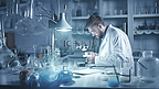 一个男性科学研究员在实验室里做实验
