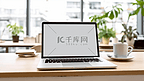 模拟图像空白屏幕电脑与白色背景的广告文字人手使用笔记本电脑联系业务搜索信息在办公桌上的办公室。市场营销与创意设计
