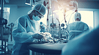 机器人手术。机器人外科医生在手术台上给病人做手术。机械臂拿着手术器械。现代医疗技术。医学创新。未来的概念。
