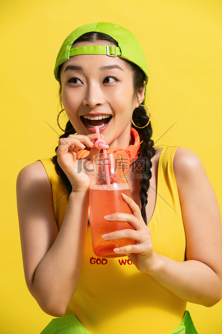 喝饮料的青年女人高清摄影大图-千库网