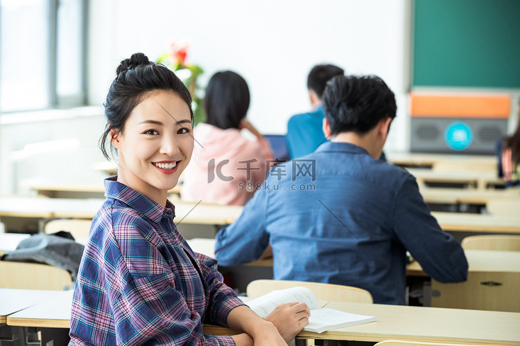 大学生在教室内上课高清摄影大图-千库网